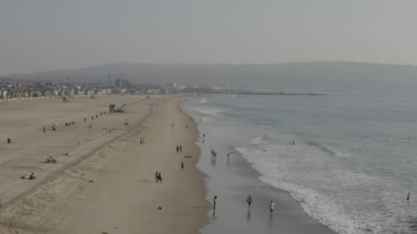 AERIAL: Gente en las olas de playa, Agua en Los Ángeles, California, Soleado, Cielo Azul — Vídeo de stock