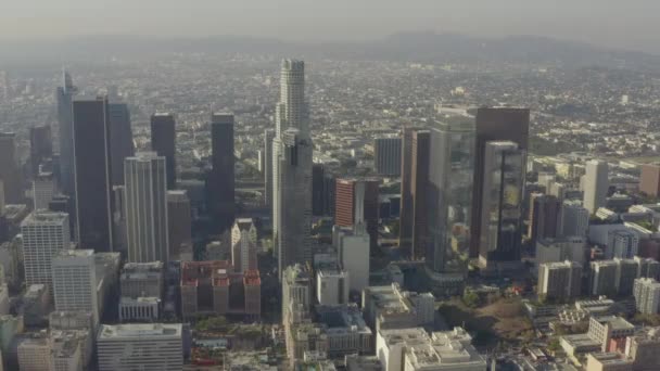 AERIAL: Zapierające dech w piersiach szerokie ujęcie Downtown Los Angeles, California Skyline w pięknym słońcu, błękitne niebo, — Wideo stockowe