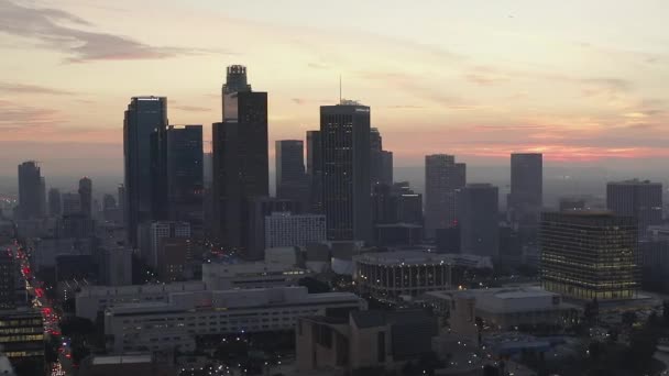 AERIAL: Flying beids Downtown Los Angeles, California at beautiful Sunset , — стоковое видео