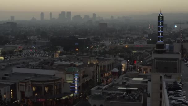 AERIAL: En el centro comercial el Vibe de Navidad Grove Los Ángeles, California, Sunset. — Vídeos de Stock