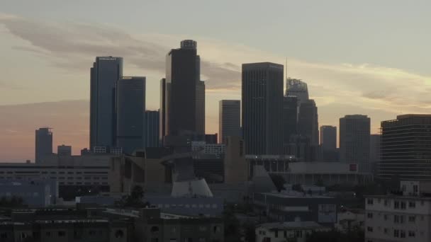 AERIAL: Dech beroucí široký záběr směrem k centru Los Angeles, Kalifornie Skyline při západu slunce — Stock video
