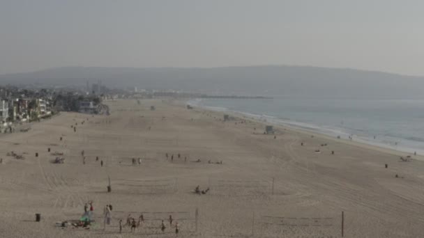 AERIAL: Gente en las olas de playa, Agua en Los Ángeles, California, Soleado, Cielo Azul — Vídeo de stock