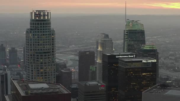 AERIAL: Passando por arranha-céus no centro de Los Angeles, Califórnia, no belo pôr do sol , — Vídeo de Stock