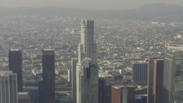 AERIAL: 아름다운 햇살을 받으며 푸른 하늘에 떠 있는 캘리포니아 스카이라인 다운 타운 로스앤젤레스의 넓은 사진을 찍는 장면, — 비디오