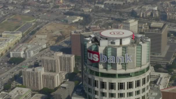 AERIAL: Zbliżenie do US Bank Tower, Wieżowiec w Los Angeles, Kalifornia, Światło dzienne — Wideo stockowe