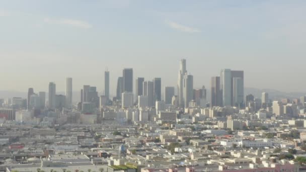 AERIAL: Adembenemende wijde opname van Downtown Los Angeles, California Skyline in prachtig zonlicht, blauwe lucht, — Stockvideo