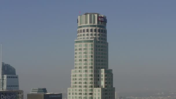 AERIAL: In Downtown Los Angeles Skyline in Richtung US Bank Tower bei schönem Tageslicht, — Stockvideo