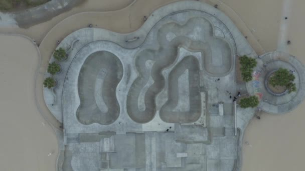 AERIAL: Vista de las Aves sobre Venice Beach Skate Park, Los Ángeles, California Nublado — Vídeo de stock