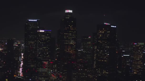 AERIAL: In Downtown Wolkenkratzer fliegen, Skyline Los Angeles, Kalifornien bei Nacht mit City Lights, — Stockvideo