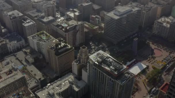 AERIAL: Utsikt över takkonstruktionen i Los Angeles centrum, dagsljus — Stockvideo
