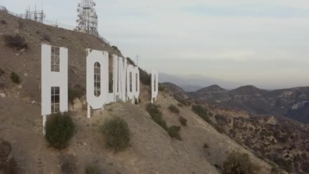 AERIAL: Zbliżenie Hollywood Sign Letters o zachodzie słońca, Los Angeles, Kalifornia — Wideo stockowe