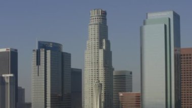 Los Angeles şehir merkezinde güzel Gün Işığı Kulesi 'nde ABD Bank Tower' a doğru gökyüzü, 