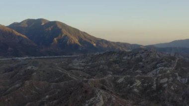 Günbatımında Otoyol ve Dağlar ile Kaliforniya Country Side üzerinde 
