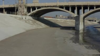 Los Angeles, Kaliforniya 'daki Los Angeles Nehri köprüsünün altında, Gün Işığı 