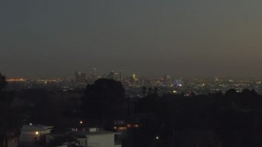 Hollywood Tepeleri üzerinde, Los Angeles şehir merkezi manzaralı., 