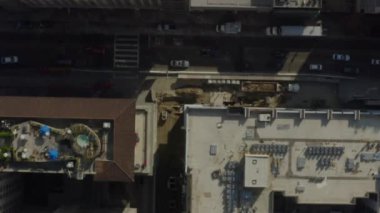 Los Angeles sokaklarına kuşbakışı bakış açısı, arabalarla California, trafik ve çatılar, havuzlar, gün ışığı. 