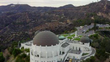 Hollywood Hills in Daylight, Los Angeles, California, Cloudy 'deki Griffith Gözlemevi' ni kapatın. 