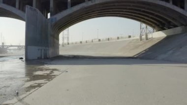 Los Angeles, Kaliforniya 'daki Los Angeles Nehri köprüsünün altında, Gün Işığı 