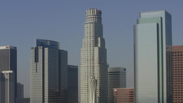 AERIAL: у центрі Лос-Анджелеса Skyline до вежі Банку США у прекрасному світлі, — стокове відео
