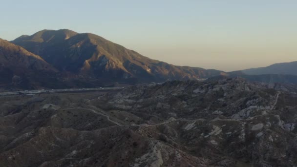 空気:日没時にカリフォルニア州側にハイウェイと山があります — ストック動画