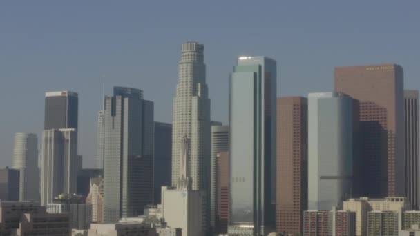 AERIAL: Los Angeles belvárosa, Kalifornia a gyönyörű napfényben, — Stock videók