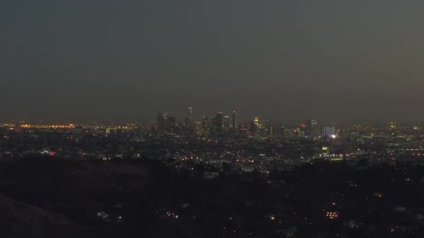 Πάνω από το Χόλιγουντ Χιλς τη νύχτα με θέα στο κέντρο του Λος Άντζελες άποψη, — Αρχείο Βίντεο