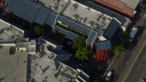 AÉRIEN : Vue Oiseaux du centre-ville de Los Angeles l'inclinaison vers le ciel dans la belle lumière du jour , — Video