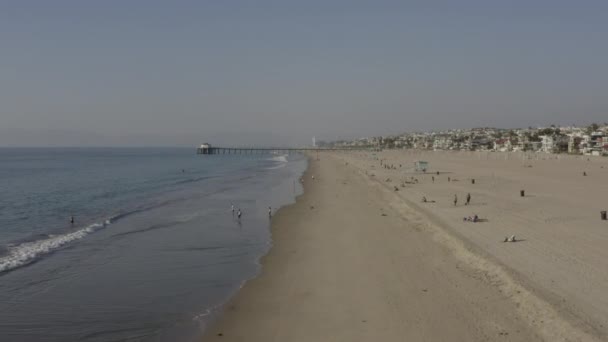 Sahil Dalgaları 'ndaki insanlar, Los Angeles, California, Sunny, Blue Sky' daki Rıhtımda Su — Stok video