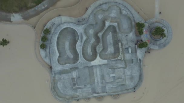 AERIAL: Pohled na ptáky 180 ° otočka nad Venice Beach Skate Park, Los Angeles, California Cloudy — Stock video