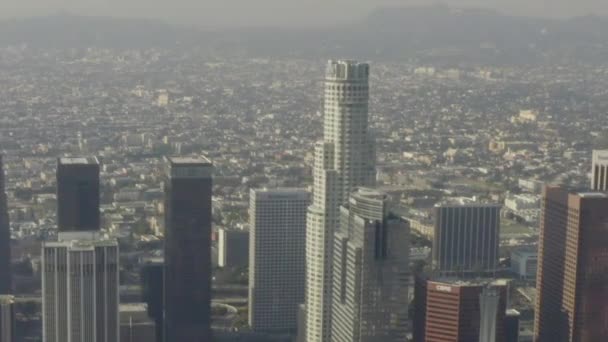 AERIAL: Adembenemende wijde opname van Downtown Los Angeles, California Skyline in prachtig zonlicht, blauwe lucht, — Stockvideo