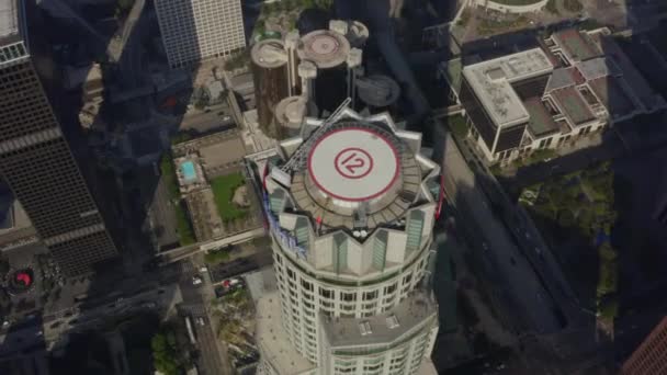 AERIAL: Close up of US Bank Tower, Skyscraper in Los Angeles, California, Daylight — стокове відео