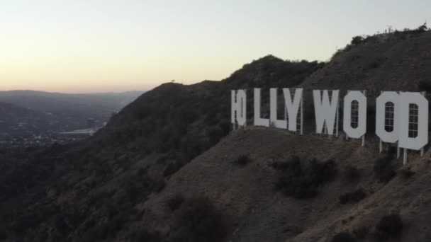 AERIAL: Bellissime lettere firmate a Hollywood al tramonto, Los Angeles, California — Video Stock