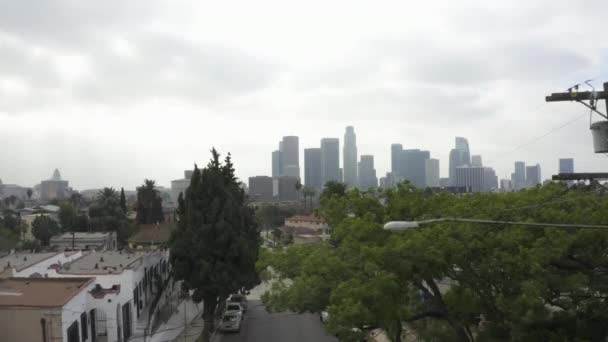 AERIAL: Echo Park Sousedství s výhledem na centrum Los Angeles na oblačný den — Stock video