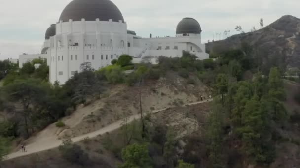 AERIAL: Observatório Griffith com voo sobre Hollywood Hills no dia nublado em Los Angeles — Vídeo de Stock