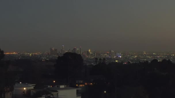 AERIAL: Nachts über Hollywood Hills mit Blick auf die Innenstadt von Los Angeles, — Stockvideo