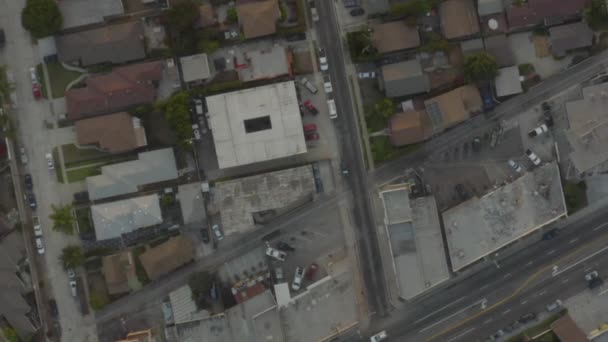 AERIAL: 낮에 교통 과 자동차를 이용한 캘리포니아 베니스의 새 전망, — 비디오