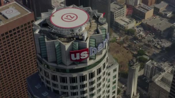 AERIAL: Close up of US Bank Tower, Circling the Skyscraper in Los Angeles, California, Daylight — стокове відео