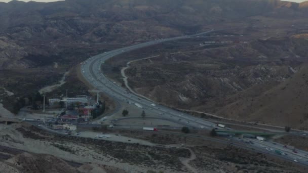 AERIAL: Nad autostradą w Kalifornii Country Side z górami o zachodzie słońca — Wideo stockowe