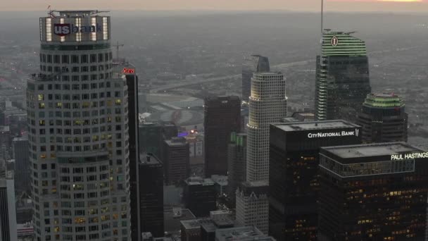 AERIAL: Het passeren van wolkenkrabbers in het centrum van Los Angeles, Californië bij prachtige zonsondergang, — Stockvideo