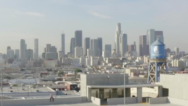 AERIAL: Zapierające dech w piersiach szerokie ujęcie Downtown Los Angeles, California Skyline w pięknym słońcu, błękitne niebo, — Wideo stockowe