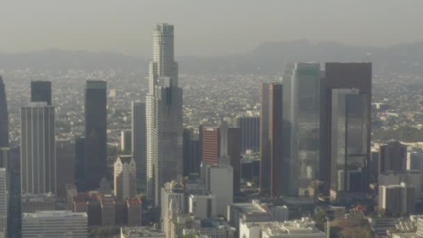 AERIAL: Impresionante foto panorámica del centro de Los Ángeles, California Skyline en la hermosa luz del sol, cielo azul, — Vídeo de stock