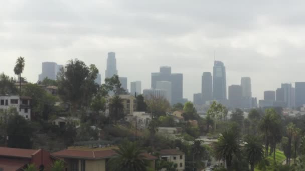 AERIAL: Echo Park richting centrum Los Angeles, Californië met palmbomen, bewolkt — Stockvideo