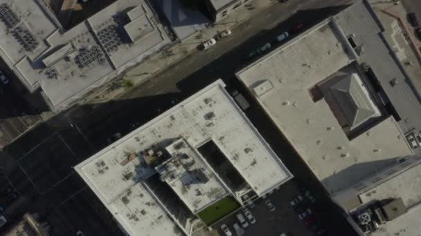 AERIAL: Birds Eye View over Streets of Downtown Los Angeles, Kalifornia z samochodów, Ruch uliczny i dachy, Baseny, Światło dzienne — Wideo stockowe