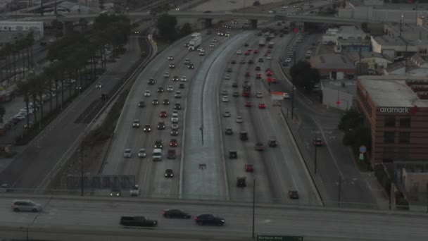Superstrada trafficata al tramonto con palme a Burbank, Los Angeles, California, tramonto — Video Stock
