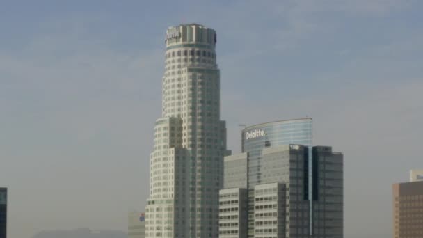 AERIAL: Naar US Bank Skyscraper in het centrum van Los Angeles, Californië met prachtig zonlicht, blauwe lucht, — Stockvideo