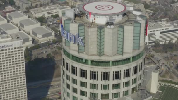 AERIAL: Acercamiento de US Bank Tower, Rascacielos en Los Ángeles, California, Luz del día — Vídeos de Stock