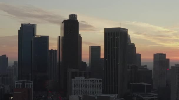 AERIAL: Impresionante foto panorámica hacia el centro de Los Ángeles, California Skyline al atardecer , — Vídeo de stock