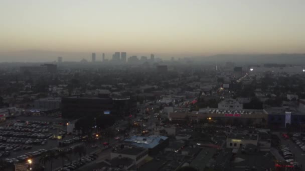 AERIAL: Over Shopping Street Fairfax Los Angeles, Califórnia, ao pôr do sol — Vídeo de Stock