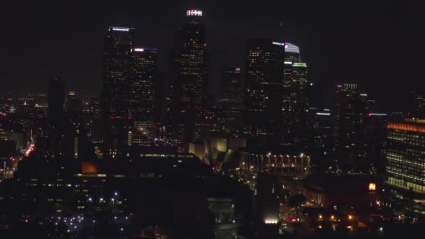 Letící do Downtown mrakodrapy, Skyline Los Angeles, Kalifornie v noci s městskými světly, — Stock video