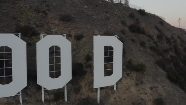 AERIAL: Zbliżenie Hollywood Sign Letters o zachodzie słońca, Los Angeles, Kalifornia — Wideo stockowe